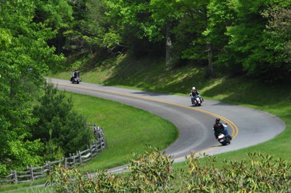 Muitos motociclistas na Blue Ridge Parkway, na Carolina do Norte - Estados Unidos